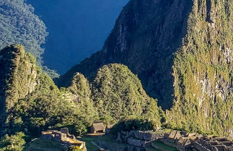 Vista parcial de Machu Picchu y al fondo la montaña Wayna Picchu